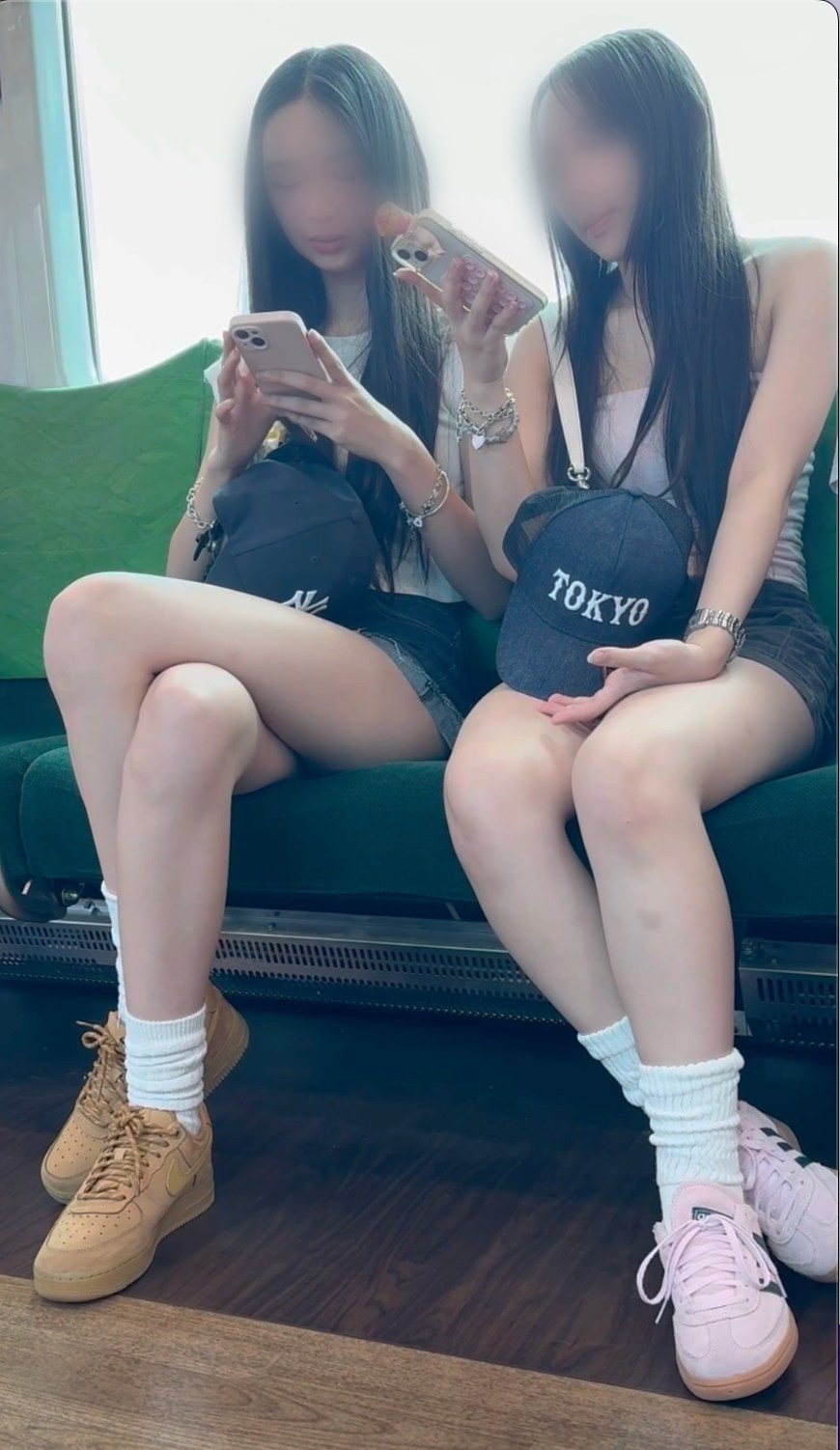 【再販】仲良し女子大生の露出感が半端ない！アイドル級の美女がエロまくり状態！対面からのショーパン生脚