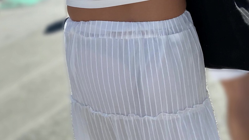 【再販】スカートが薄過ぎて、小さなパンティーが透け透けです。