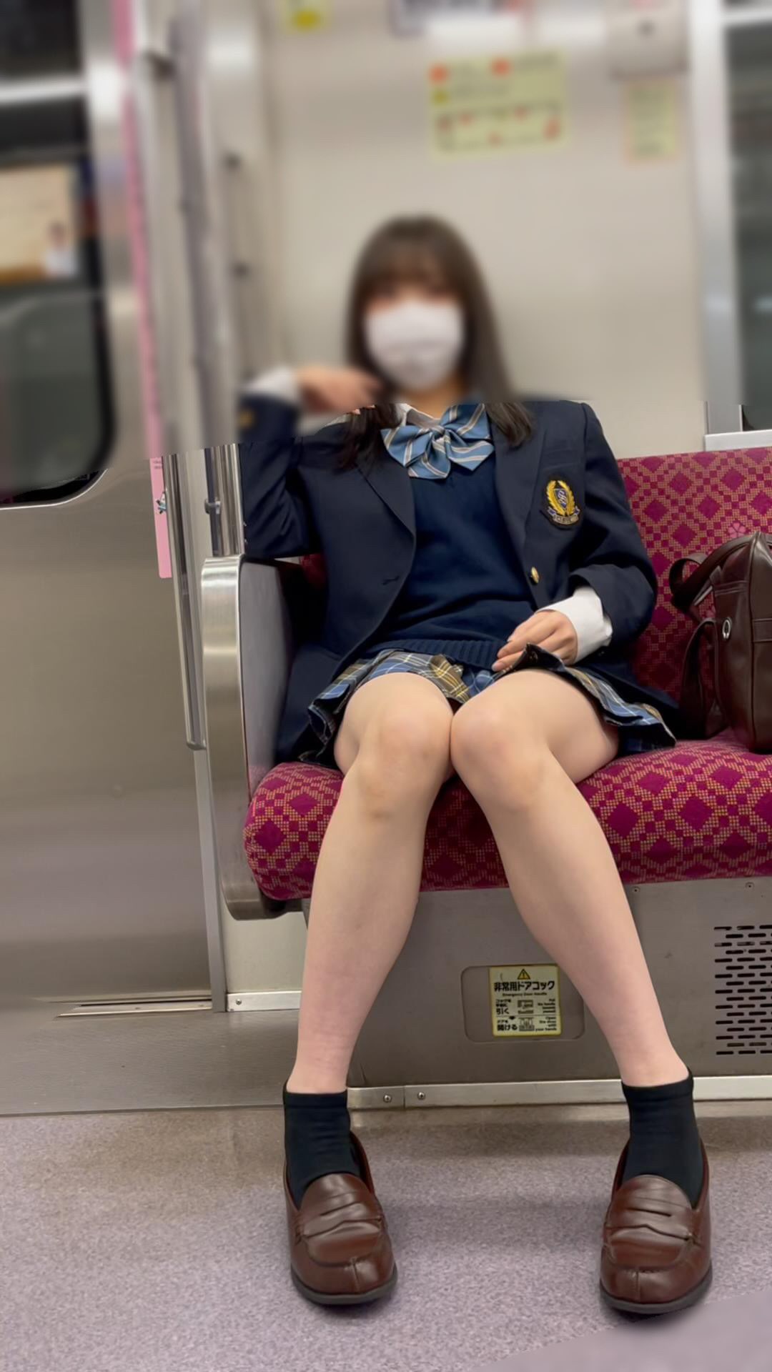 JK盗撮日記237　今年は、初登場！！制服と美脚が眩しい激カワ美脚JKを電車内で盗撮【※完全主観21分超撮影】