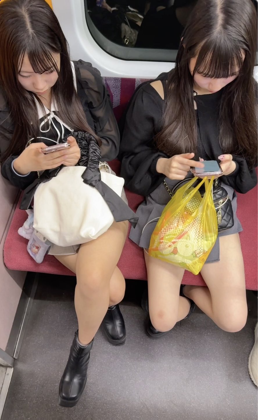 【再販】エロい脚の露出過ぎ！仲良し女子大生のミニスカ&アイドル級の美女がエロまくり状態！真上からのミニスカ生脚