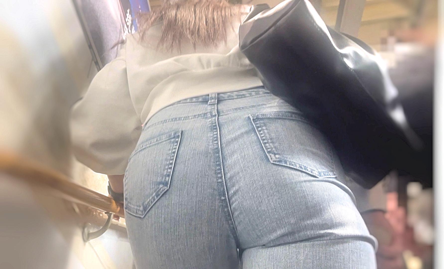 都会の素人女たちのエロ尻を下から堪能！自慢の美巨尻を太ももまでパッツン＋クロッチを浮き出して♂を挑発！