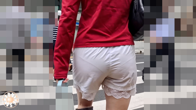 【4K高画質】白ショートパンツからシームレスショーツがっつり透け