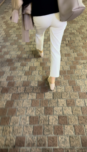 働くお姉さん達Vol.12 就活中のリクスーお姉さん達と白のパンツのOLさん