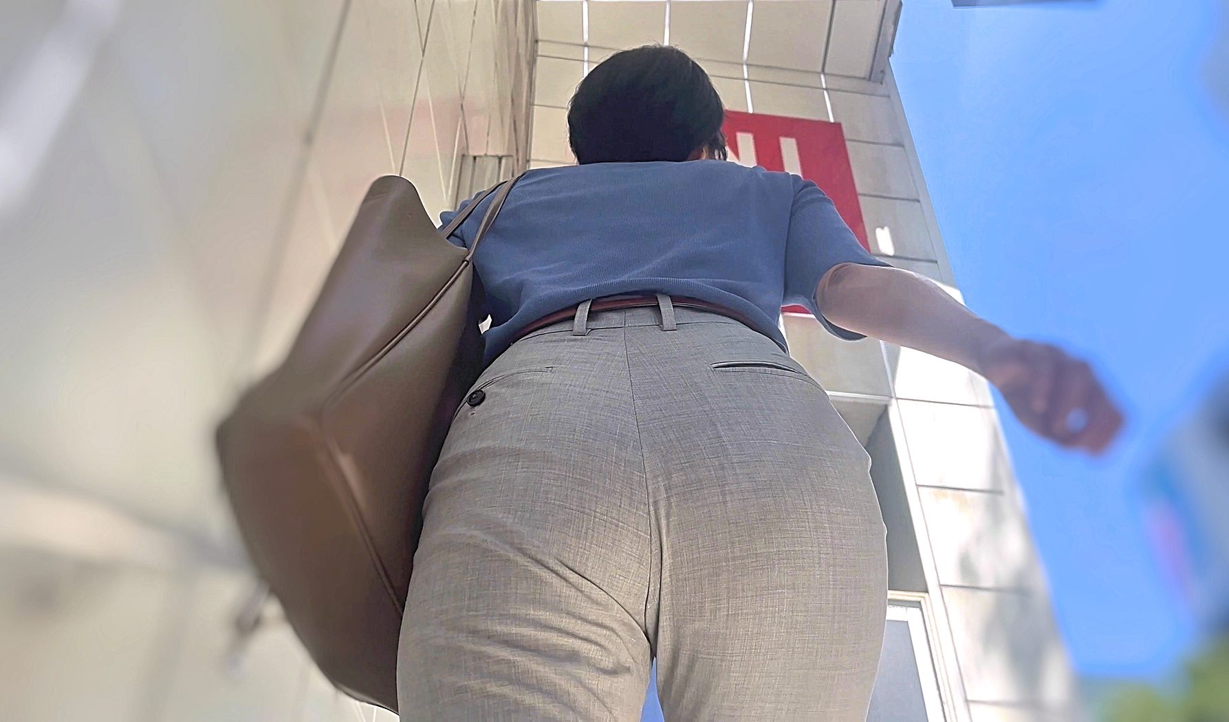 素人OLのパツパツエロ尻を階段下から堪能！自慢の美尻を突き出し男を挑発!