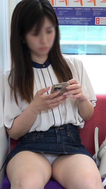 【6月22日まで顔モザなし】清楚な美人かわいいお姉さん、ムチムチ柔らかそうな太ももからハミ毛も見えた[4K動画][顔出し][ドア