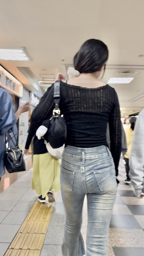 デニム女子コレクションVol.65 すらっと伸びた手足の淡いブルーのデニム尻のお姉さん2連発！