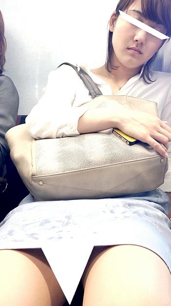 (電車対面）(顔出し）可愛いお顔だけでも逝けちゃう…うとうと…可愛いお顔が増し増しに可愛くなっちゃったお姉さんを観察してみました