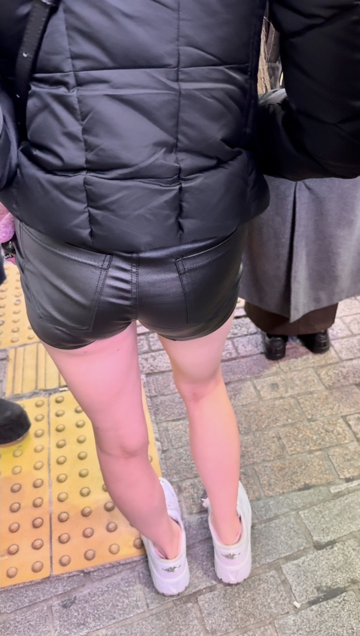 ヒップコレクションVol.34 スレンダー美脚のレザーショーパンの美容学生お姉さん！