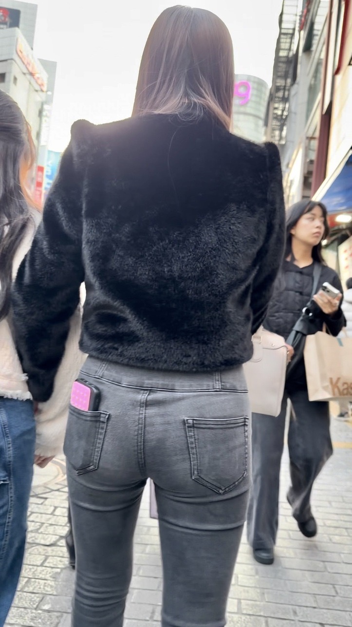 デニム女子コレクションVol.134 すらっと伸びた美脚が素敵な黒とグレーの美尻デニム女子達２選！