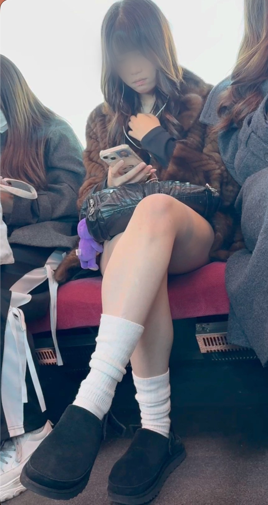 【再販】真冬のショーパン生脚お姉さん・絶妙脚組みで裏太ももを観察！