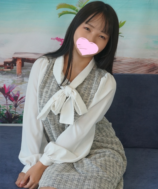 彼氏に浮気されて別れたばかりで傷心中のむっちり美ボディで愛嬌抜群のかわいらしい女の子がパンチラどころかブラチラまで披露してくれる