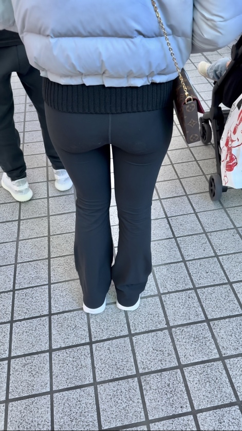 ヒップコレクションVol.30 パン線透けるスパッツお姉さんと食い込みパンティのスウェットJD