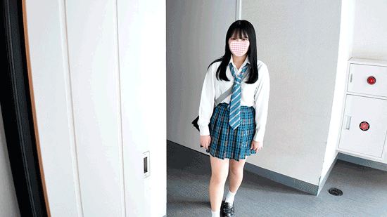 ほぼノーパンアナル丸見え前張りJKをエレベーター盗撮！