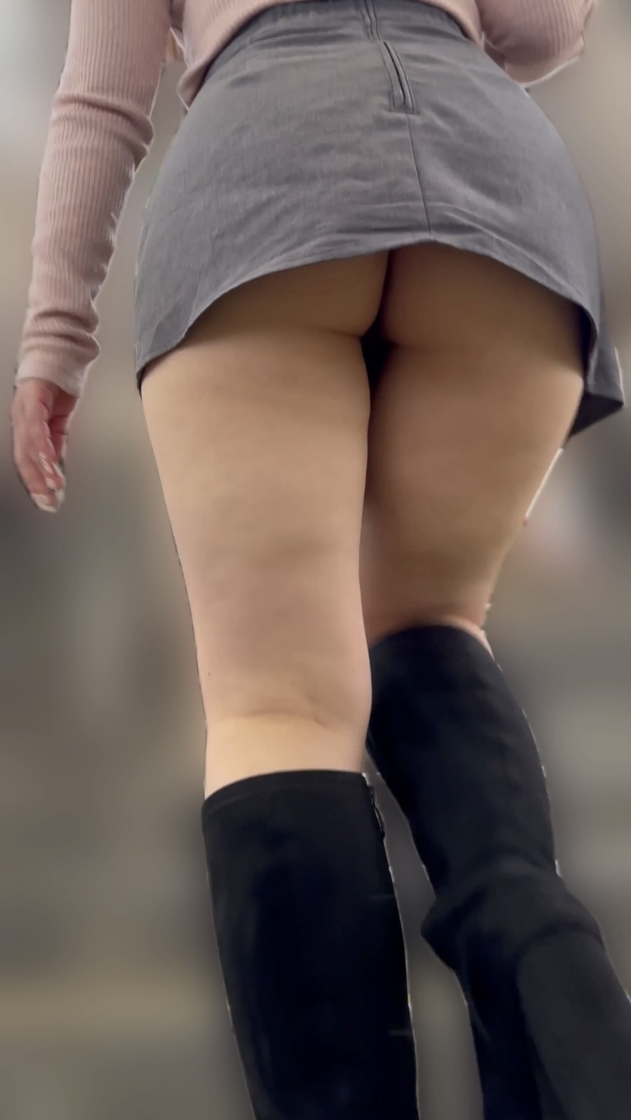 001 お尻丸出しTバック姿で階段を上るミニスカパンチラ美女