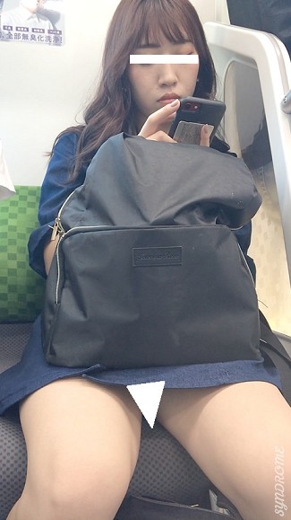 (電車対面）(顔出し）スカート丈短めワンピースをお召しになって…きゅっと引き締まったパンストあんよを無防備に緩めちゃうOLお姉さ