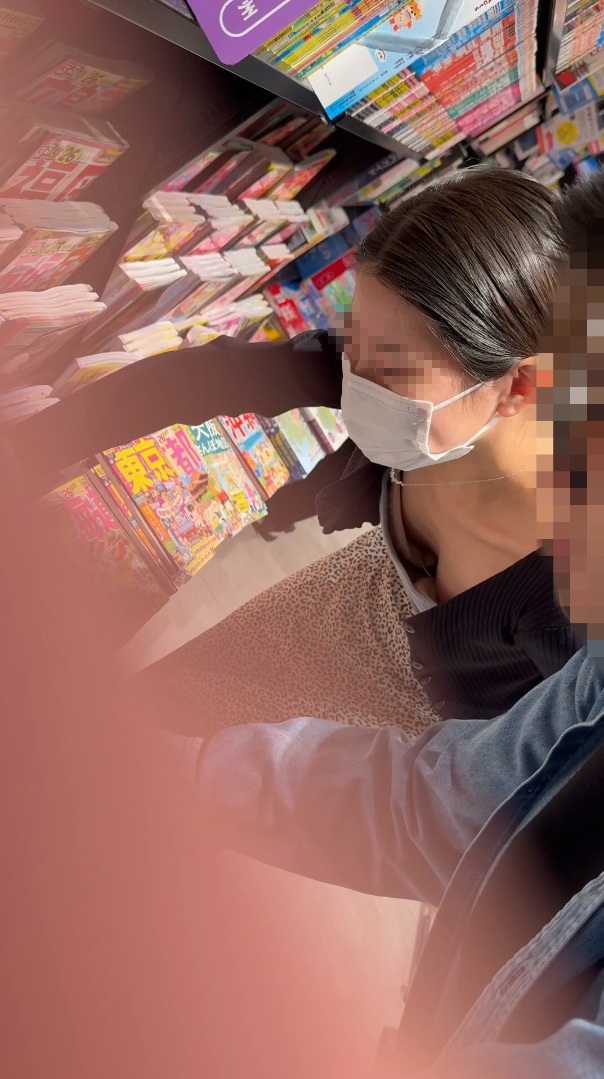 【街中の胸チラ激写vol.7】旦那さんとお買い物中の人妻さん。がっつり乳首まで見してくれました。