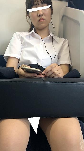 (電車対面）(顔出し）電車の心地良い揺れに合わせて…うとうと…可愛いお顔がもっと可愛くなっちゃったリクスーお姉さんを観察
