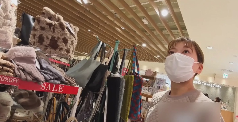 【再販】上の服とパンティーの色合わせてる？笑　人妻さんを通りすがって1.5日