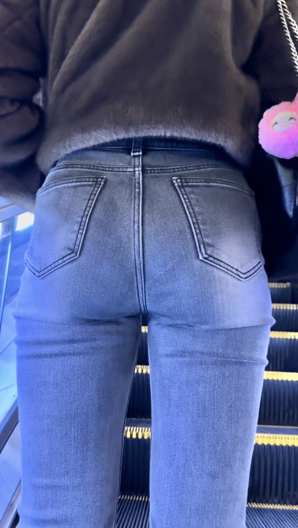 デニム女子コレクションVol.118 グレーデニムの美尻デニムのお姉さん2本！