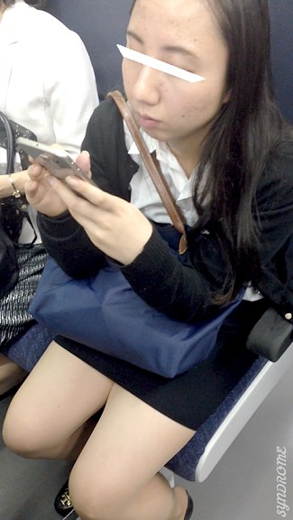 【再販】(電車対面）(顔出し）タイトミニからむき出しの…むちむちなパンストふとももを…正面からタイトミニ▼を至近距離で観察されちゃったO