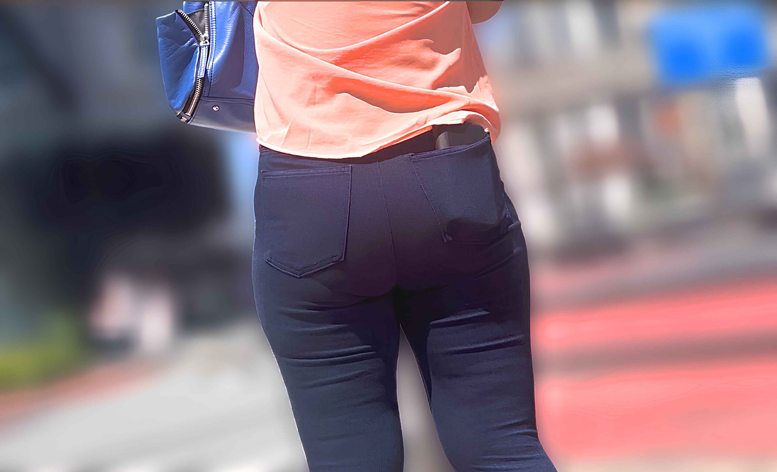 ワールドクラスのパッツン爆尻！大人気のスキニーデニムから超肉厚デカ尻をムニュらせ♂を挑発!