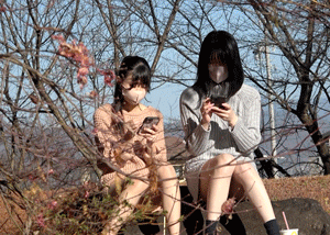 (28日まで2人顔出し！)37私服ニットワンピ女子は紅葉中！おまたパッかんでパンチラ丸見え！