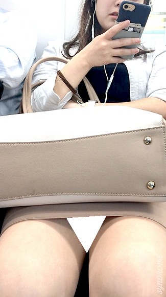 (電車対面）(顔出し）タイトスカートからきれいなパンストふともも…タイトミニ▼をむき出しにしちゃう…OLな奥さま達観察記…