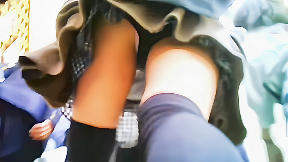 階段を上がる縞々ハイソとニーハイミニスカ私服JKを下から眺める動画