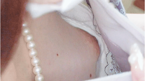 ドレス姿のお姉さん♥ヘアメイク中の胸チラ＆パンモロ