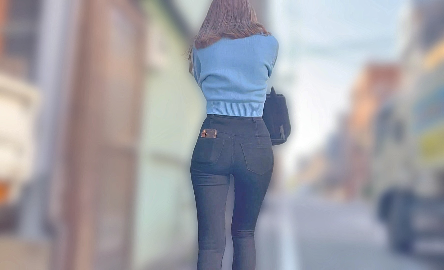 長身美ボディのスキニー美尻を堪能！人気のチノパンから自慢のケツをガチパッツンさせて♂を挑発!