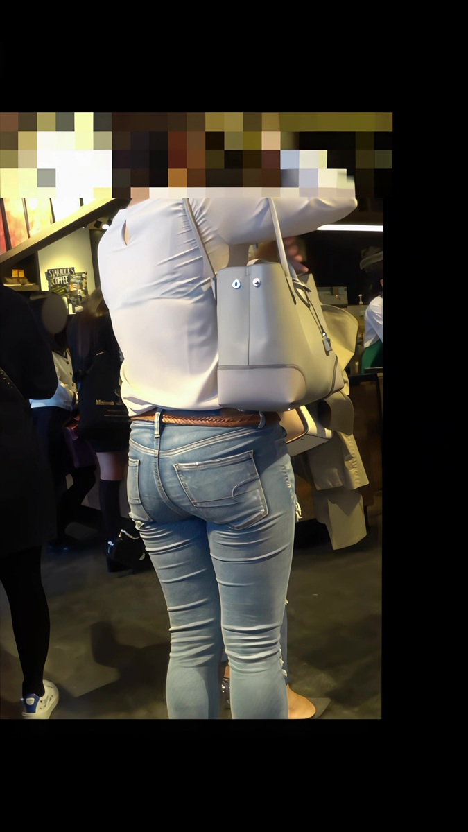 【再販】114はちきれそうな爆尻をデニムに詰め込むお姉さん