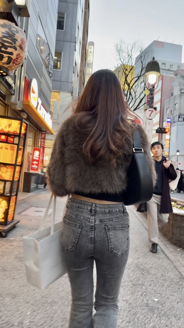 デニム女子コレクションVol.112 ヘソだしグレー美デニムのお姉さんとピチピチフレアデニムの小尻お姉さん