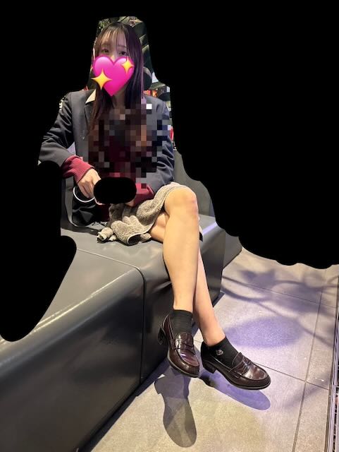 一軍jkの生足制服ローファーの黒靴下足裏とつま先