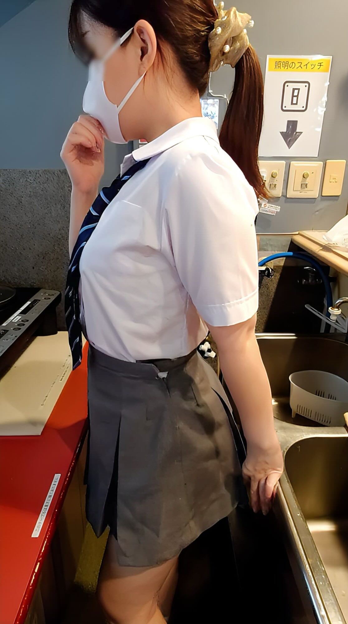 バイト中の巨乳JKちゃんを舐め回すように