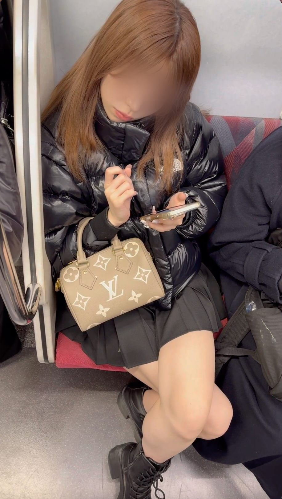 【再販】S級美人お姉さんのミニスカ脚組み美脚！真上からの密着撮