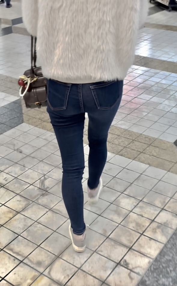 デニム女子コレクションVol.81 スレンダーなスキニーデニムのお姉さんとグレーのフレアデニムのかわい子ちゃん