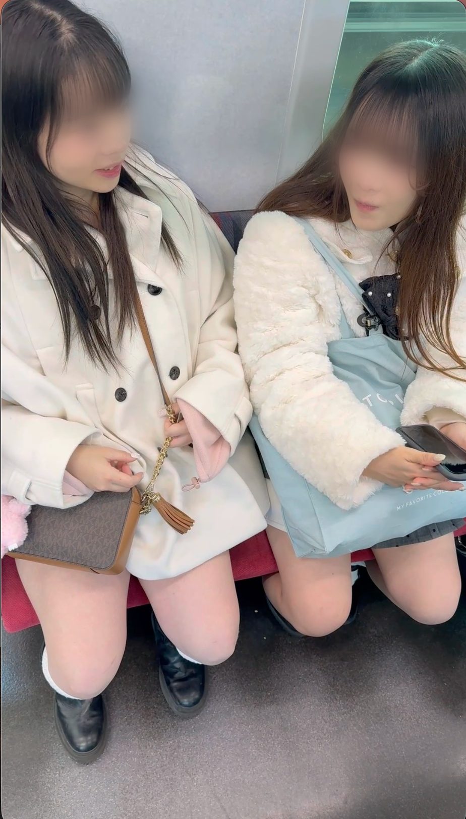 【再販】コートからエロい脚を露出！仲良し女子大生のミニスカ&アイドル級の美女を！真上から見まくります
