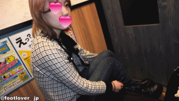 【動画】２回目２０才美容師見習いさんの左右違いスニソ！素足！生パンチラ！はみ出しマン毛！