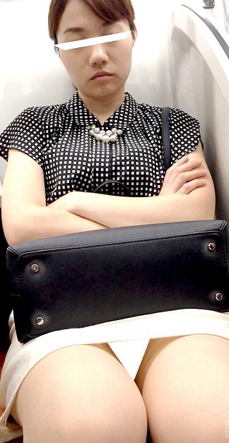 (電車対面）(顔出し）うとうと…うとうと…腕を組んで…自然とおっ〇いの豊かなふくらみが強調されちゃった…無防備なOL奥さまを観察