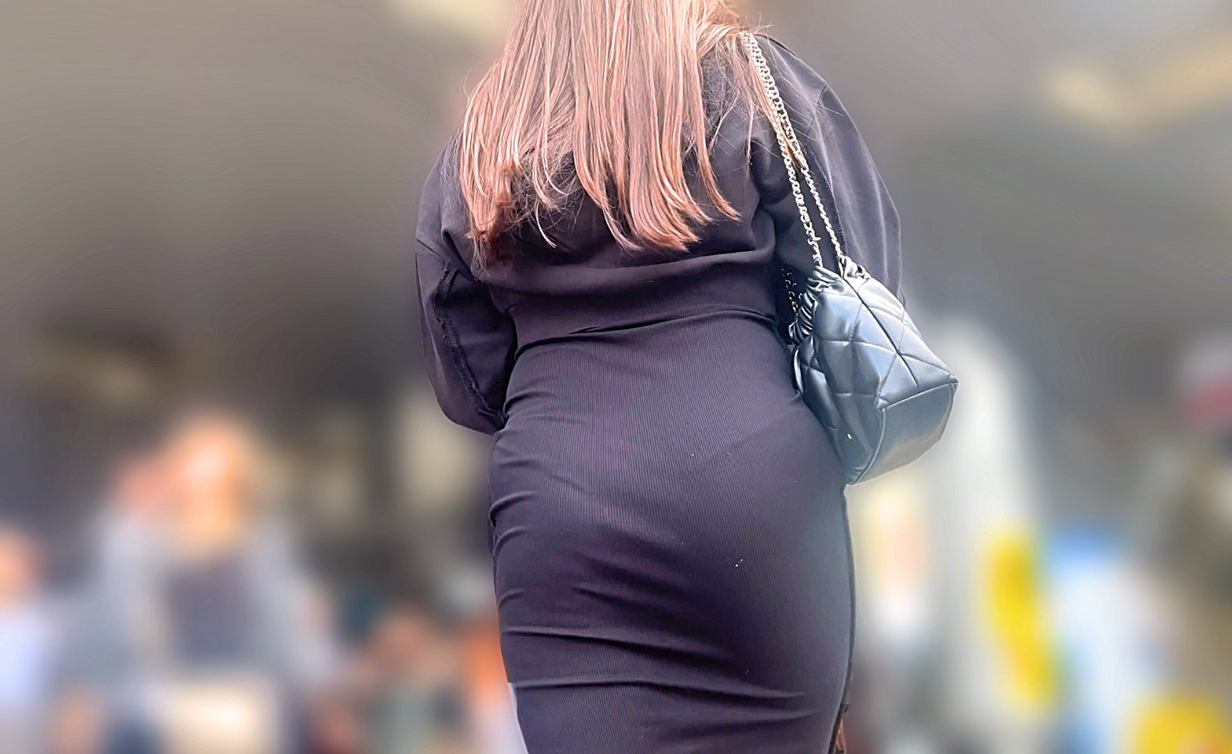 超Sクラスの爆裂デカ尻を堪能！ワンピースから肉厚ヒップを突き出しパンティラインで♂を誘惑!