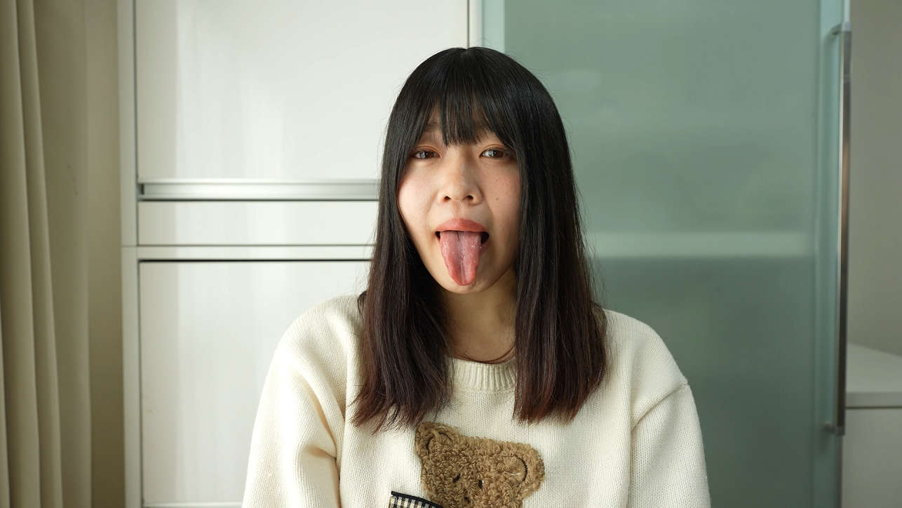 【再販】【個人撮影】八森わか菜の舌ブラシで「汚舌苔」採取