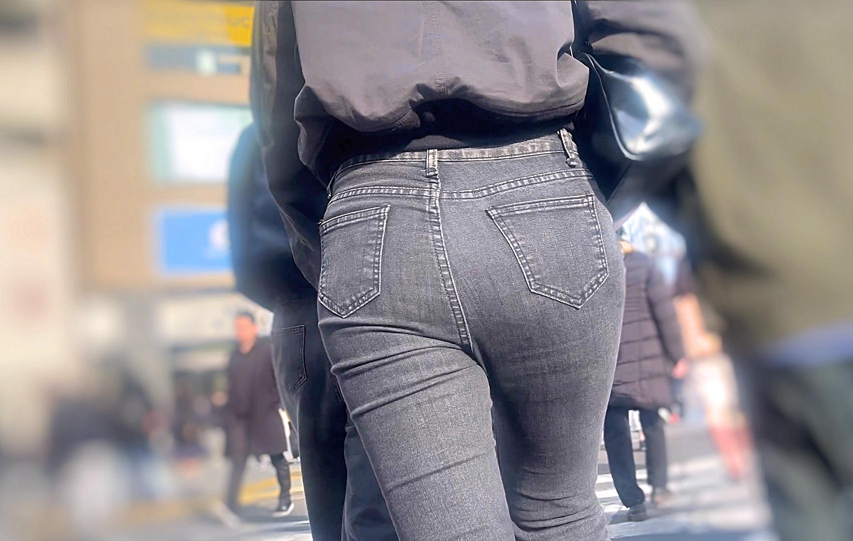 スキニーデニムのパッツンエロ尻を堪能！ムニュつくスケベ尻を突き出し男を挑発!