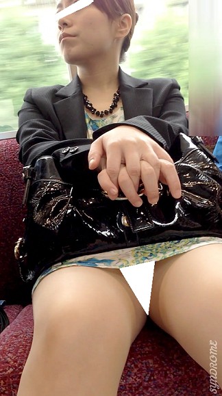 【再販】(電車対面）(顔出し）スカート丈短め…むっちりパンストふとももが無防備にくぱぁ～…緩々にお股が緩んじゃったOL奥さま…観察記…