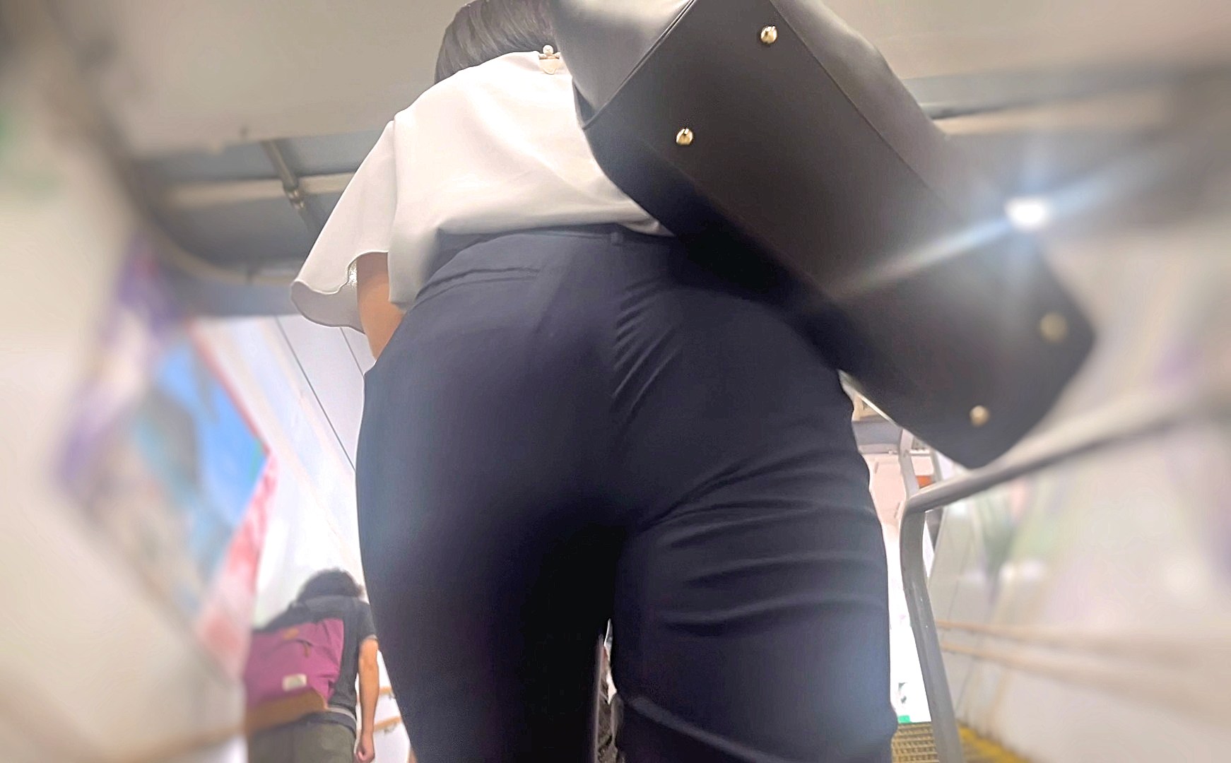 素人OLのパツパツエロ尻を下から堪能！ムニュつくスケベ尻を突き出しパンティラインで男を誘惑!