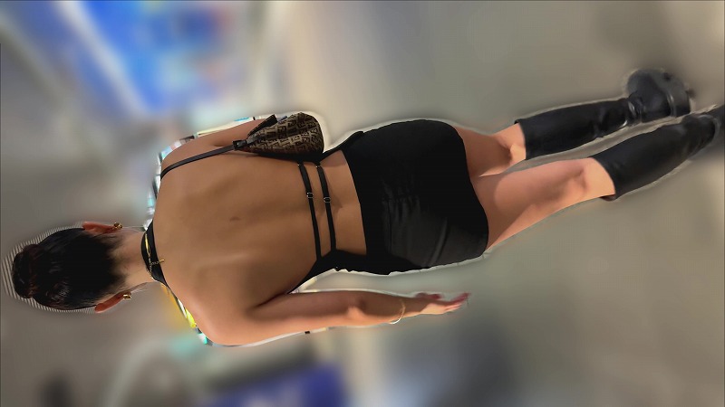 【再販】パンチラあり！！背中がバックリ空いたエロい格好をしたギャル。