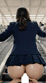 【AI動画】エスカレーターで挿れたら、すれ違う人たちに見られる恥ずかしさと快感で身悶えするクラスメートたち