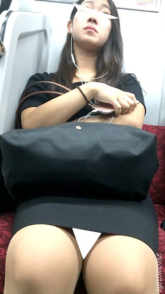 【再販】(電車対面）(顔出し）黒のワンピースにむっちり美味しそうに実っちゃったボディを包み込んで…熱視線に心乱されちゃうOLお姉さん