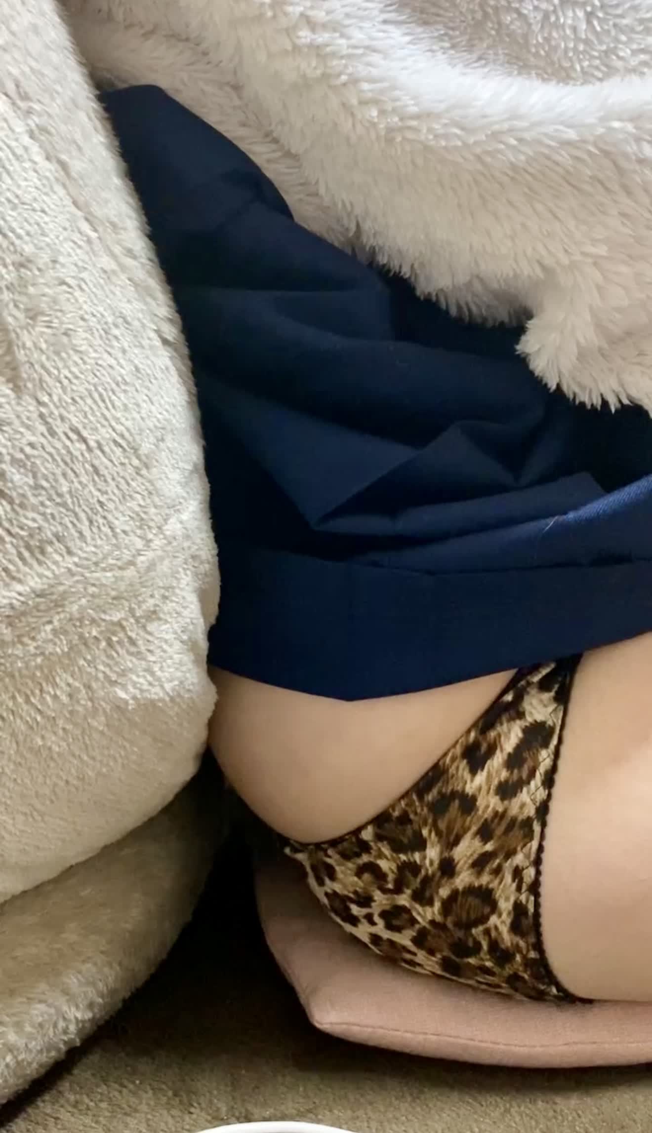 (パンチラ)娘の制服から見えた豹柄