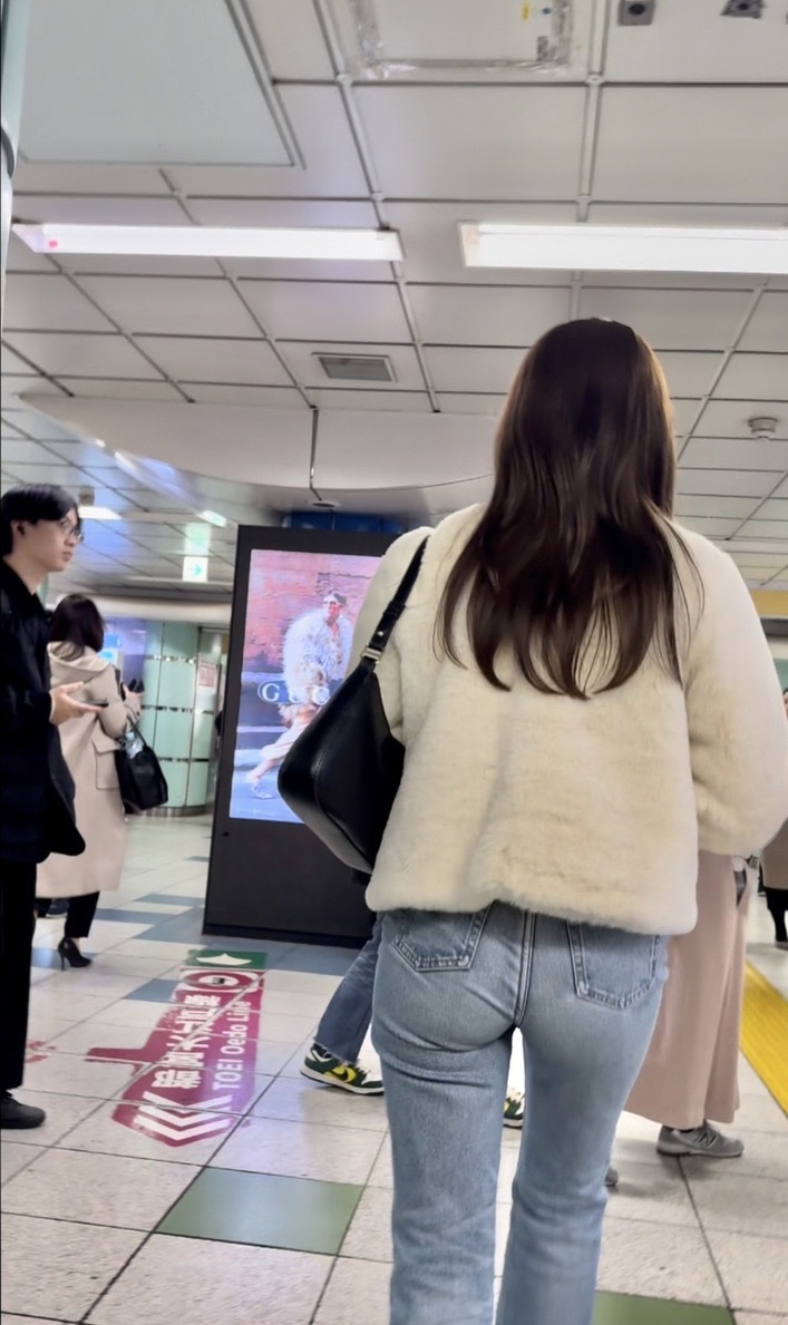 デニム女子コレクションVol.99 ブルーデニムの桃尻デニムのアパレル店員さん