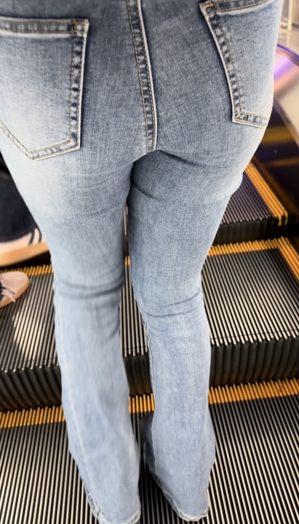 デニム女子コレクションVol.114 エスカレーターを登るかわいいヒップのフレアデニムのJDちゃん達２選！